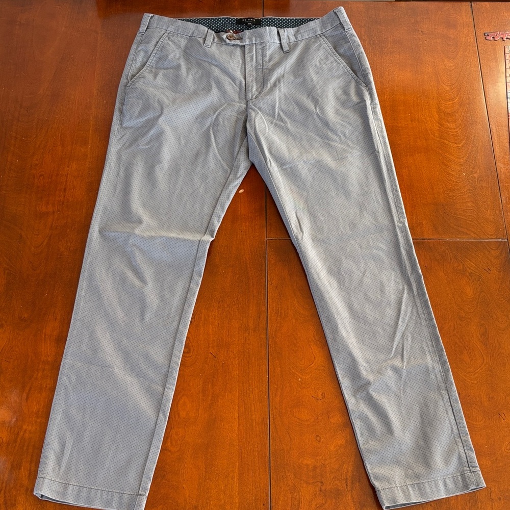 Ted Baker Men’s Light Gray Chinos. Sz 33. Cotton Blend‎